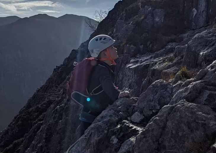 Minik dağcı, babasıyla birlikte dağlara tırmanıyor!